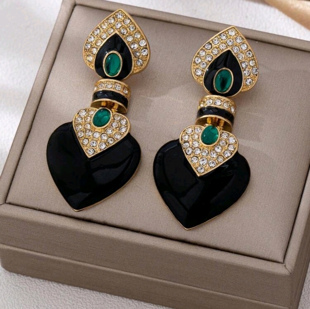 BRAND NEW ** Elegant Black and Gold Heart Drop Earrings